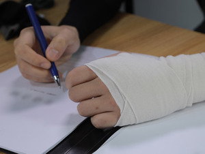 上班期间脚烫伤劳务派遣如何赔