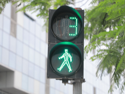 黄灯闪烁交通事故责任如何认定