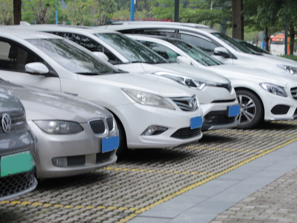 在停车场把别人车刮了走了定什么罪