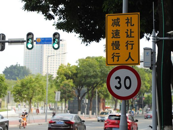 直行红灯右转弯算闯红灯吗