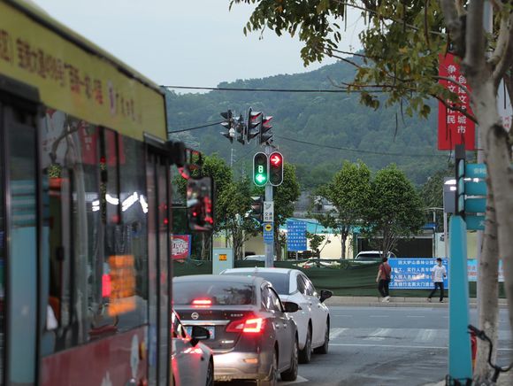 骑黑车闯红灯追尾离开，该如何是好