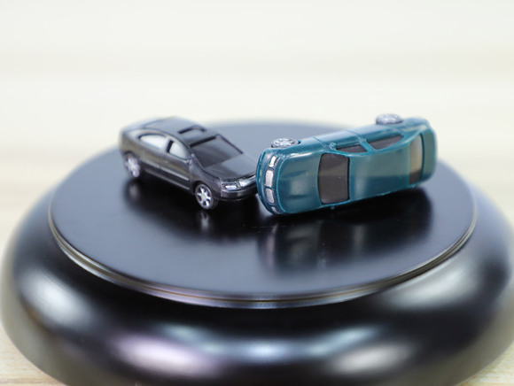 弯道超车出事故怎么处理