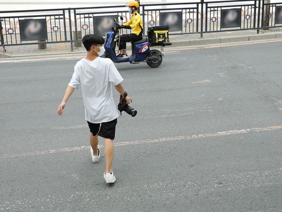 为躲逆行人摔跤了，责任怎么样界定