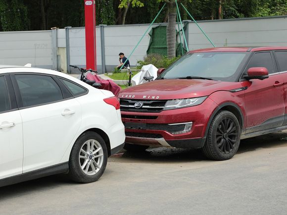 中间车二次撞击第一辆车，三车追尾责任在谁