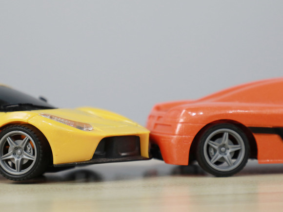 直行车辆与右转车碰撞，谁该负责