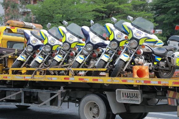 交警拖走车对方不签，怎样能回车