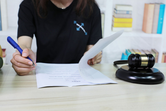 被交警忽悠先签认定书可以不签吗