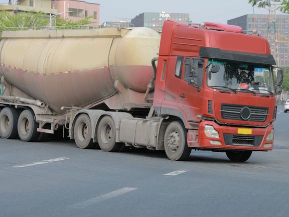 大货车停好被追尾谁的责任