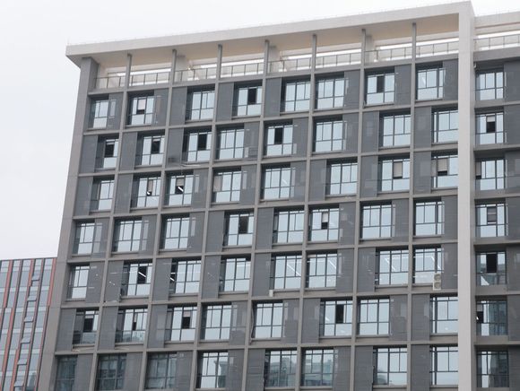未入住房屋玻璃被打破哪个负责