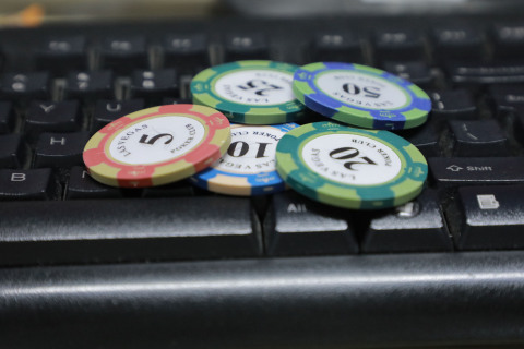 网络上赌博导致银行卡被警方冻结怎样办