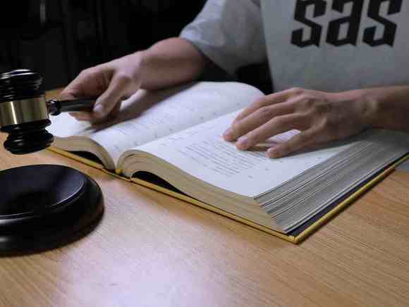 汽车行驶证不是本人名字可以买保险吗