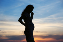 女子怀孕男方不负责触犯什么法律
