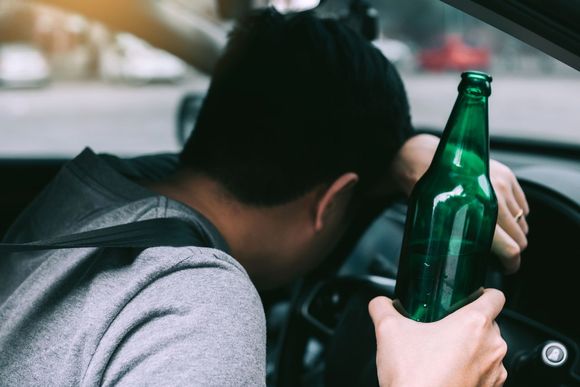 右转和饮酒直行车发生事故，谁承担责任