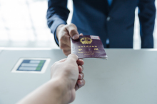 失信被执行人的护照可以买飞机票吗，失信被执行人多久撤销