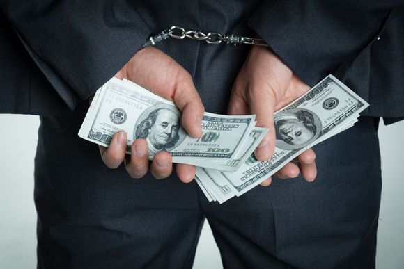 行没收的。其实除了家人的账户,犯罪嫌疑人的任何转款记录都会被调查。