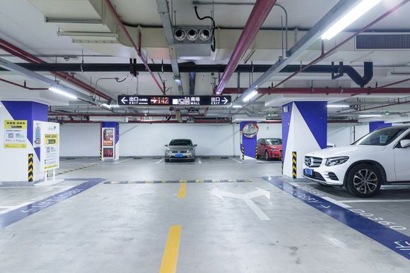 地下车位顶上管道漏水谁承担赔偿责任