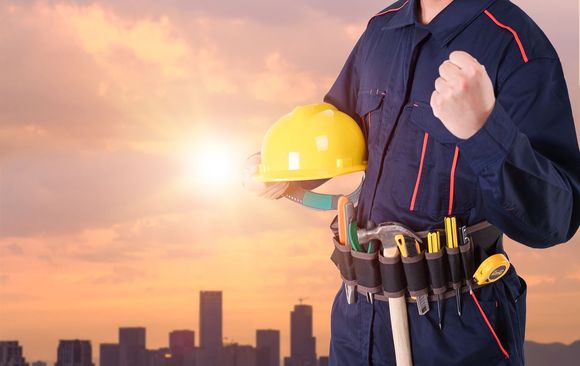 装修工人在贸易公司受伤谁负责