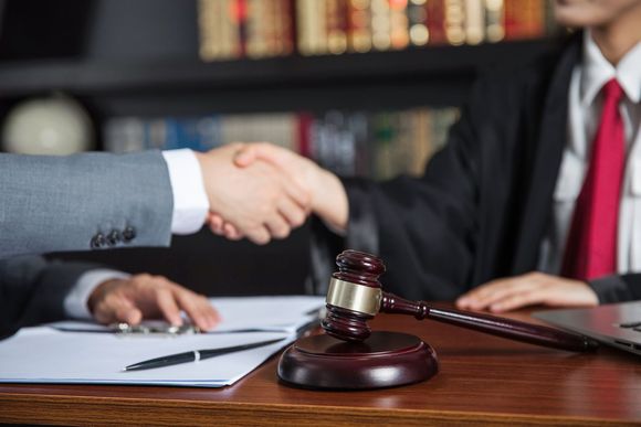 房东违约起诉,律师费可以需要判房东付吗