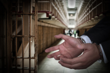失职致使在押人员脱逃罪的构成要件主要包括什么?