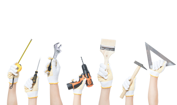 安装工人安装家具受伤谁赔