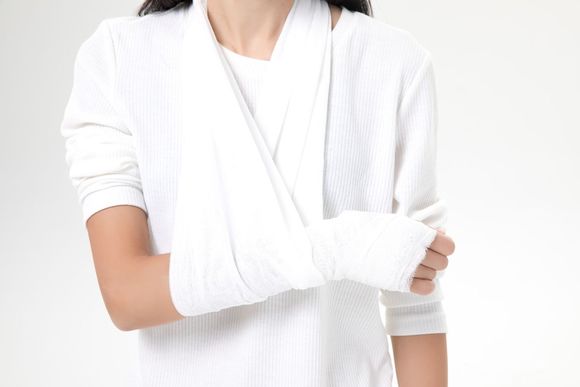 逆行双方事故一方骨折如何处理