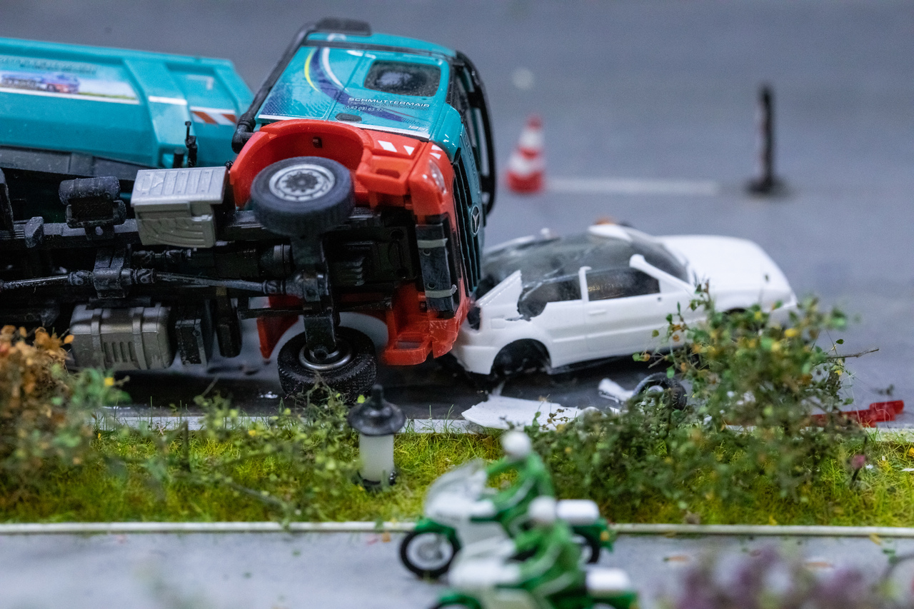 乘客乘车发生交通事故，怎么请求车祸赔偿标准?