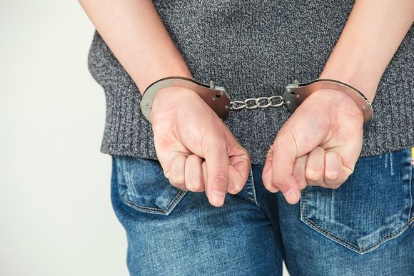 朋友偷了电瓶车被警察抓了如何解决