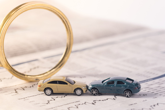 车辆脱审出事故怎样划分责任