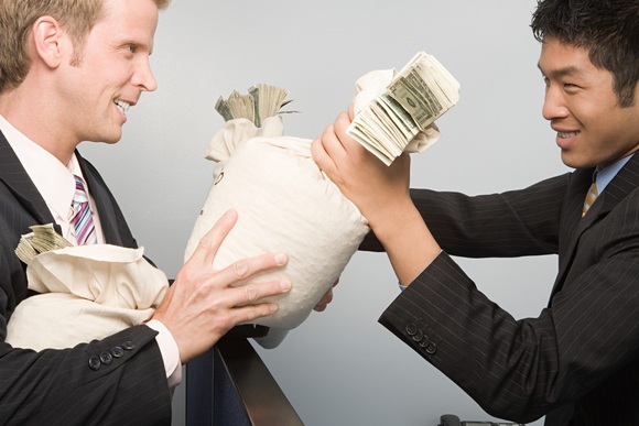 小孩在学校受伤骨折学校怎么赔，学校是否应该承担责任