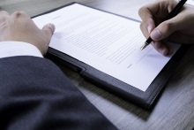 公司与员工签订合同的违约责任是什么