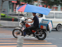 广东两少女无证骑摩托挑衅交警，开摩托车无证驾驶怎么处罚