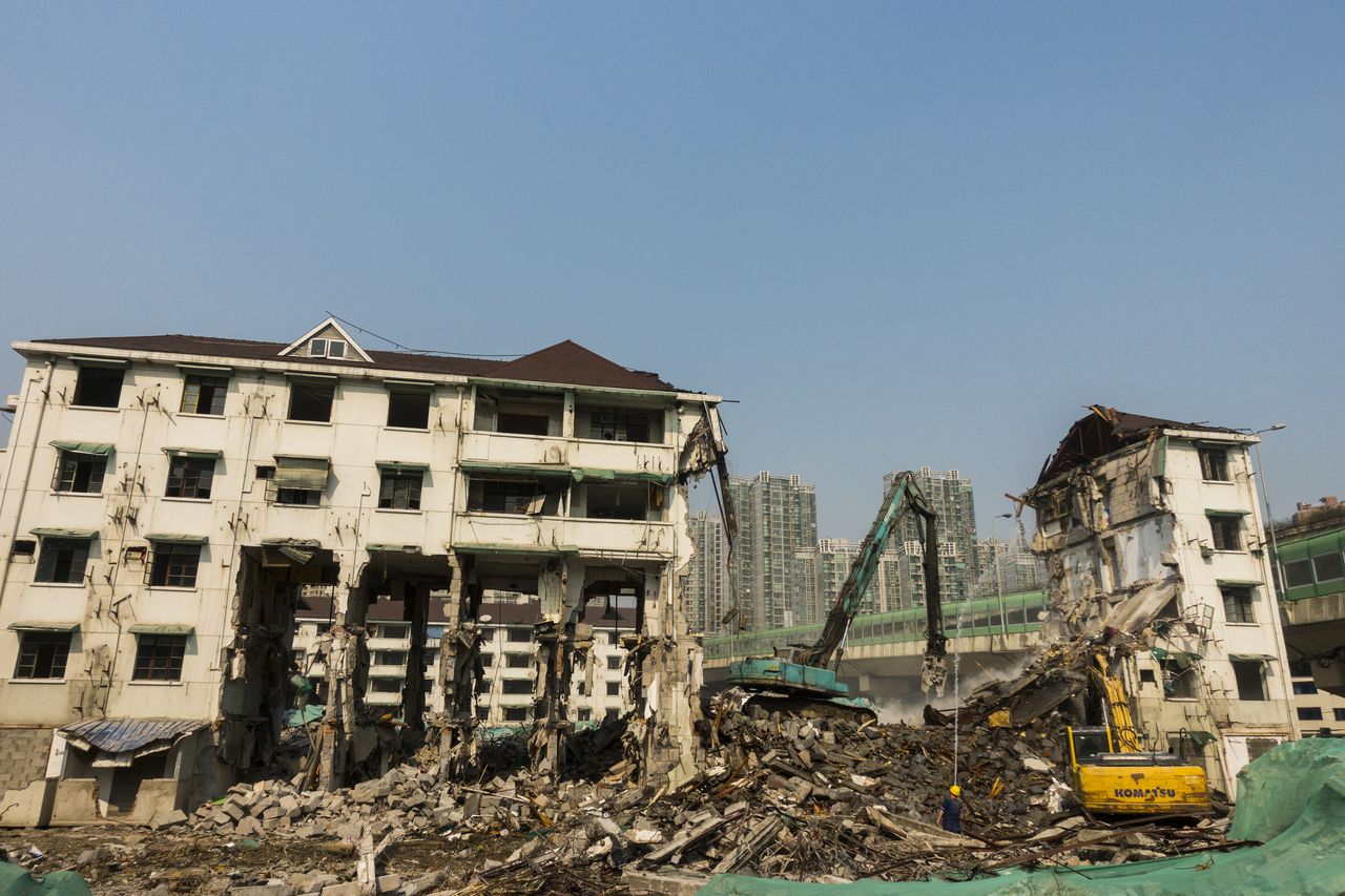 已经住人的违章建筑如何拆除