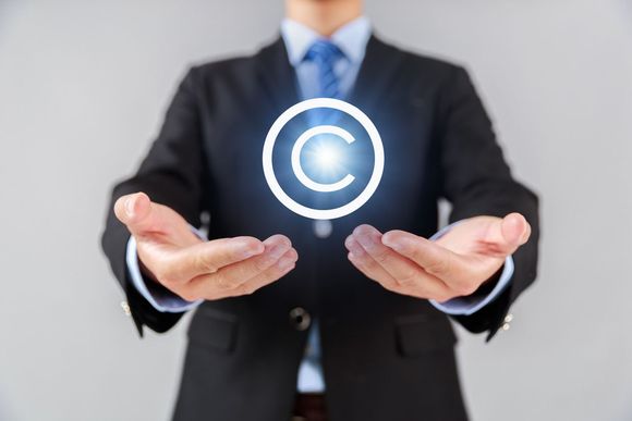 把别人的公司商标反着立作为自己商标侵权吗